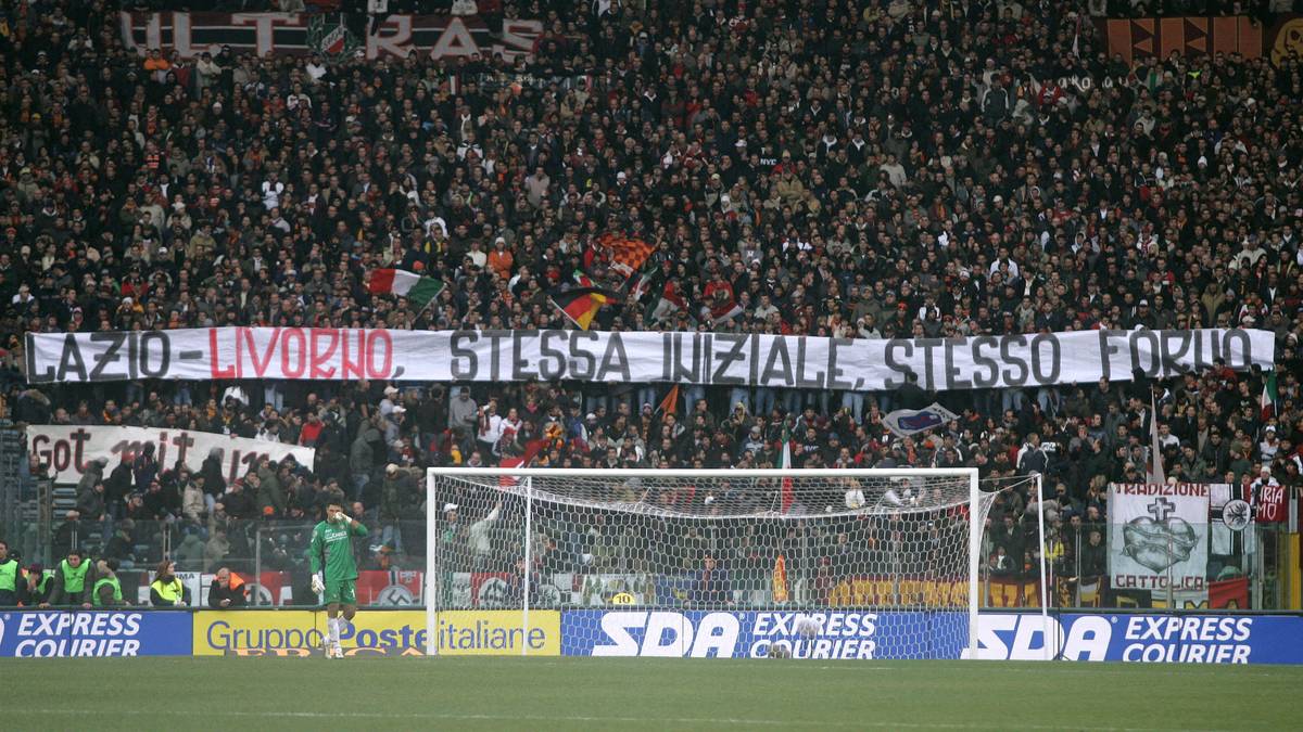 Mit diesem geschmacklosen Banner sorgten die Fans der AS Rom in Spiel gegen Livorno für Aufsehen