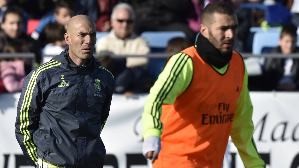 Dann, ab Januar 2016, kümmert sich Zidane um die "wahren" Königlichen. Mit Cristiano Ronaldo, Toni Kroos und Karim Benzema (Bild) warten andere Kaliber auf den damals unerfahrenen Trainer. Erfahrung mit Stars an seiner Seite bringt "Zizou" aber immerhin aus seiner eigenen Profi-Karriere reichlich mit