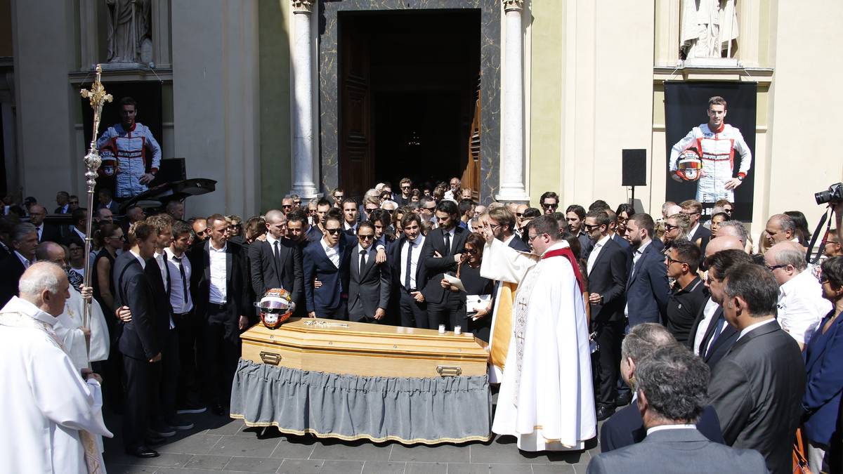 Um genau 10.50 Uhr wird Bianchis Sarg durch den abgesperrten Bereich vor dem Haupteingang in die Kathedrale getragen
