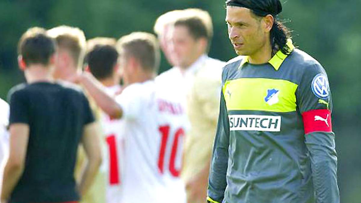 Der Auftritt in Berlin ist für Hoffenheims Keeper Wiese ein rabenschwarzer Tag - so hat sich der selbst ernannte Europa-League-Kandidat den Auftakt sicher nicht vorgestellt. Der Berliner AK 07 bejubelt dagegen den größten Erfolg in der Vereinsgeschichte. Doch nicht nur Hoffenheim scheidet in der ersten Pokalrunde 2012/13 aus. Gleich fünf weitere Bundesligisten haben gegen unterklassige Vereine das Nachsehen