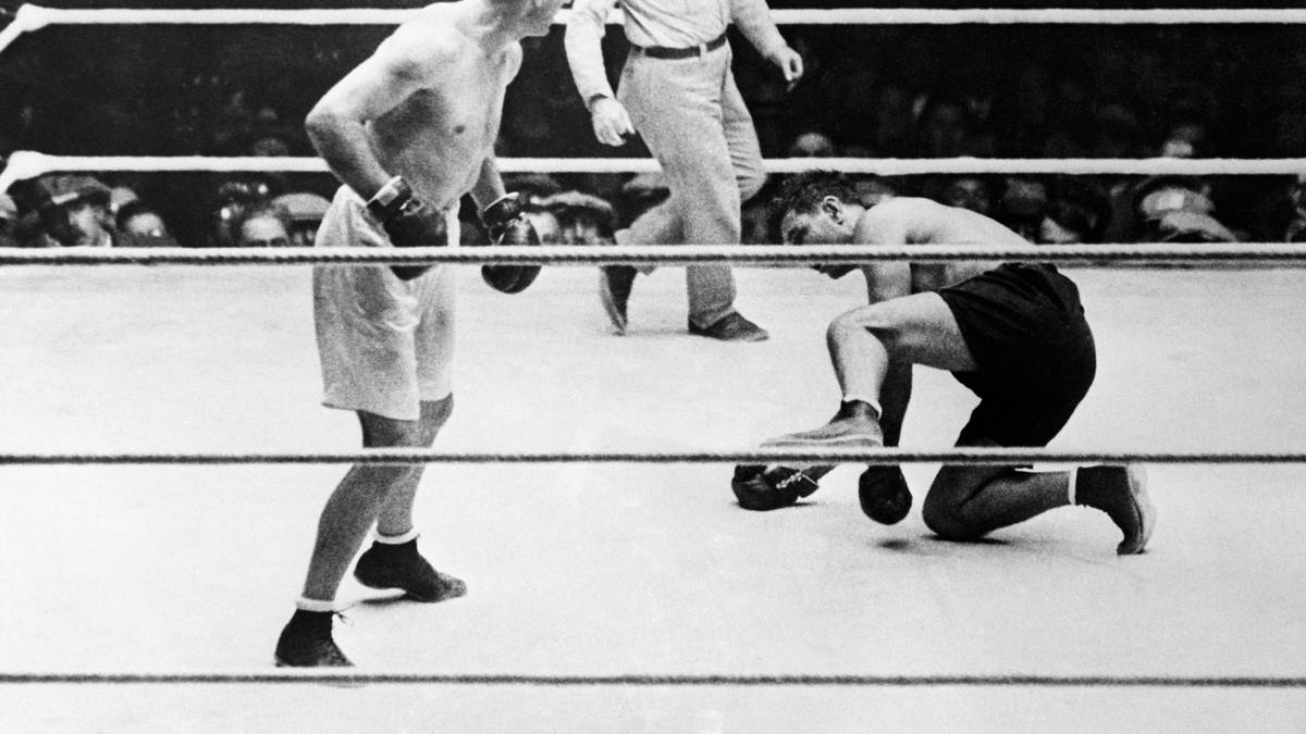 RANG 4 - Tunney vs. Dempsey, 105.000 Zuschauer: Beim berühmten "Long Count Fight" 1927 wurde Gene Tunney (r.) erstmals ausgeknockt. Zuvor lag er im Soldier Field in Chicago mindestens 13 Sekunden auf dem Boden