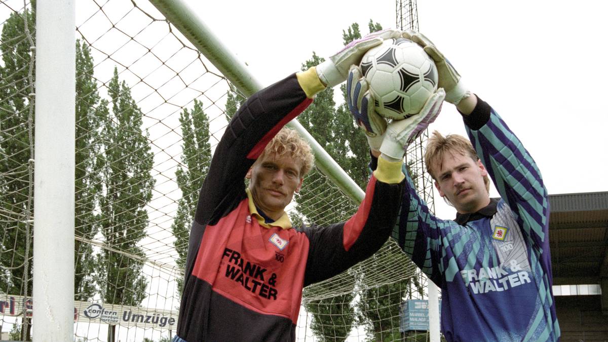 UWE und MATHIAS HAIN: Das einzige Brüderpaar zwischen den Bundesliga-Pfosten. Trotz des Altersunterschieds von 17 Jahren spielten beide sogar noch zwei Jahre gemeinsam bei Eintracht Braunschweig, wo Mathias (r.) 1991 sein Ligadebüt gab. Uwe (l.) beendete seine Laufbahn 1993 beim VfL Wolfsburg