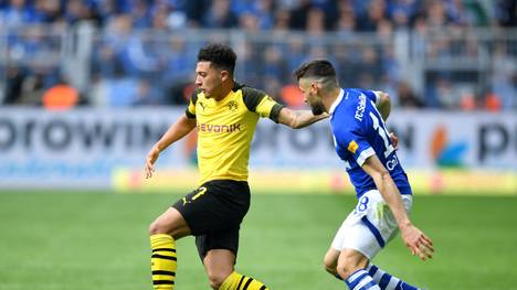 Borussia Dortmund (l.:Jadon Sancho) muss beim FC Schalke 04 ran