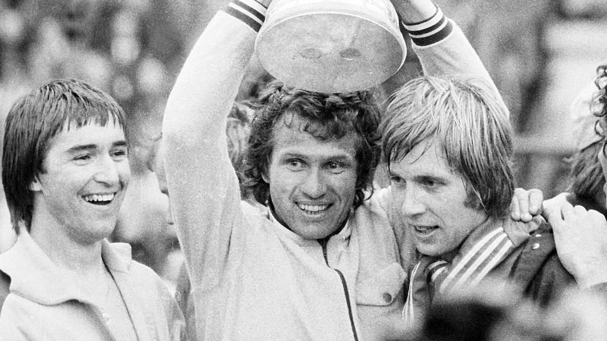 Jupp Heynckes mit dem UEFA-Pokal 1975