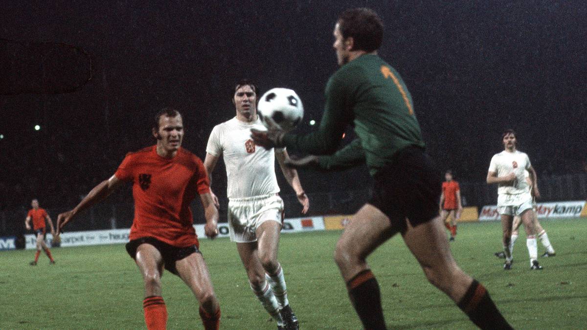CSSR - Niederlande 3:1 n.V. - Die Partie zwischen der damaligen Tschechoslowakei und den Niederlanden geht in die Verlängerung, erst dort können sich die Osteuropäer mit zwei Toren durchsetzen
