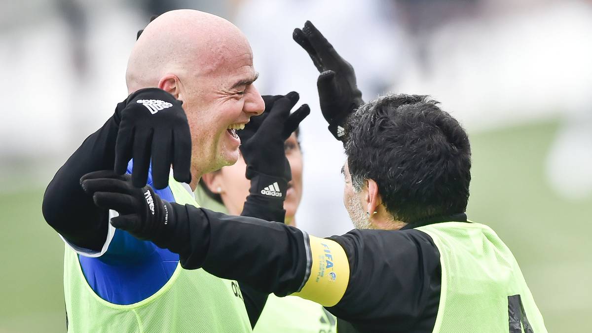 Hier scherzt der ehemalige argentinische Superstar mit FIFA-Boss Gianni Infantino (l.)