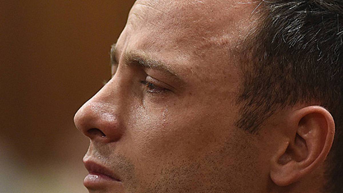Pistorius selbst gibt kein gutes Bild im Prozess ab. Seine eidesstattliche Erklärung aus dem Februar 2013 wird von der Staatsanwaltschaft zerpflückt. Bei der Schilderung der Tat bricht er weinen zusammen. Als die Bilder der toten Steenkamp gezeigt werden, übergibt er sich. Die Richterin Thokozile Masipa ordnet gar ein psychologisches Gutachten an, um zu überprüfen, in welche mentalen Verfassung sich der Angeklagt befindet. Das Ergebnis: Er ist voll schuldfähig, gilt aufgrund einer posttraumatischen Störung als suizidgefährdet