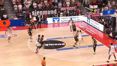 Die Basketball-Highlights von Spiel 1 der Halbfinal-Serie in den BBL-Playoffs zwischen dem FC Bayern München und den Telekom Baskets Bonn im Video.