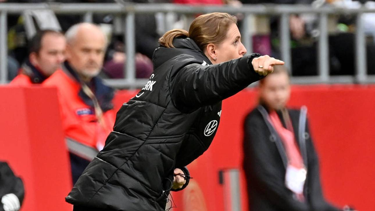 Britta Carlson an der Seitenlinie bei der deutschen Frauen-Fußball-Nationalmannschaft 