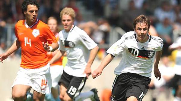 Der gebürtige Memminger durchläuft alle DFB-Auswahlmannschaften. 2009 gewinnt er seinen ersten großen Titel. Mit der U17 gewinnt er die Europameisterschaft im eigenen Land. Götze gehört zu den überragenden Spielern des Turniers 