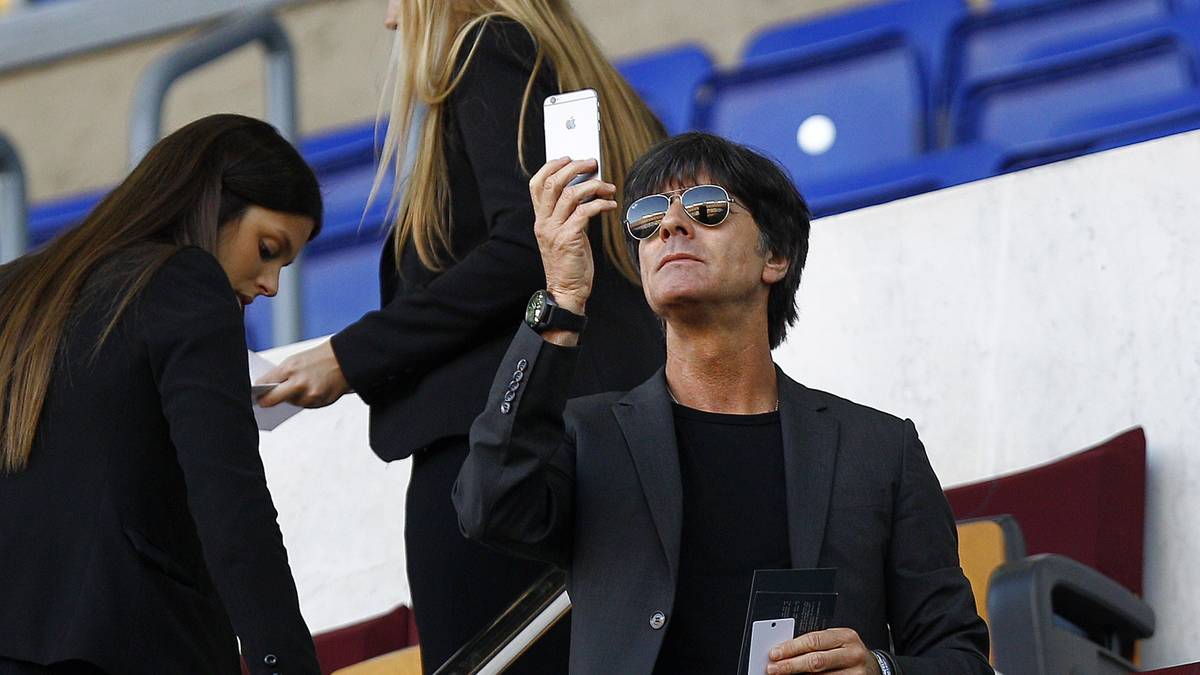 Hoher Besuch auf der Tribüne: Bundestrainer Jogi Löw verfolgt das Spiel im Camp Nou und macht ein Foto des beeindruckenden Stadions. Ober schießt er ein Selfie?