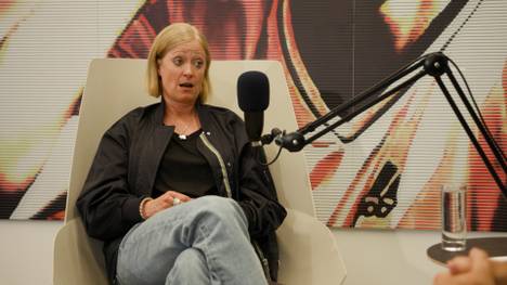 Die zweifache Weltmeisterin Renate Lingor spricht im SPORT1-Podcast „Deep Dive“ über die frühere Bundestrainerin Tina Theune und ihren Einfluss auf den Erfolg der Frauen-Nationalmannschaft.