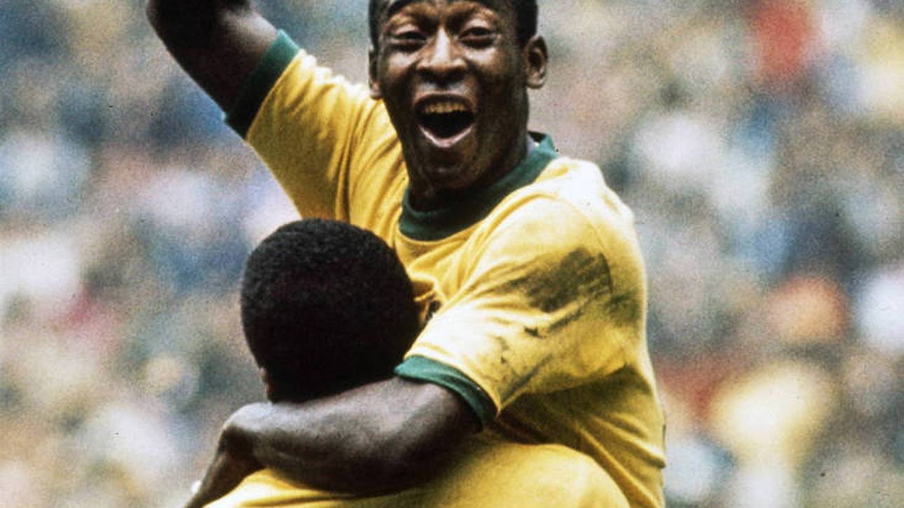 Jairzinho trägt bei der WM 1970 Pelé auf seinen Schultern