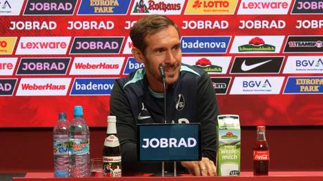 Eintracht Frankfurt hat den Druck vor dem 34. Spieltag in der Bundesliga dem SC Freiburg zugeschoben. SC-Coach Schuster reagiert auf die Psycho-Spielchen des Gegners.