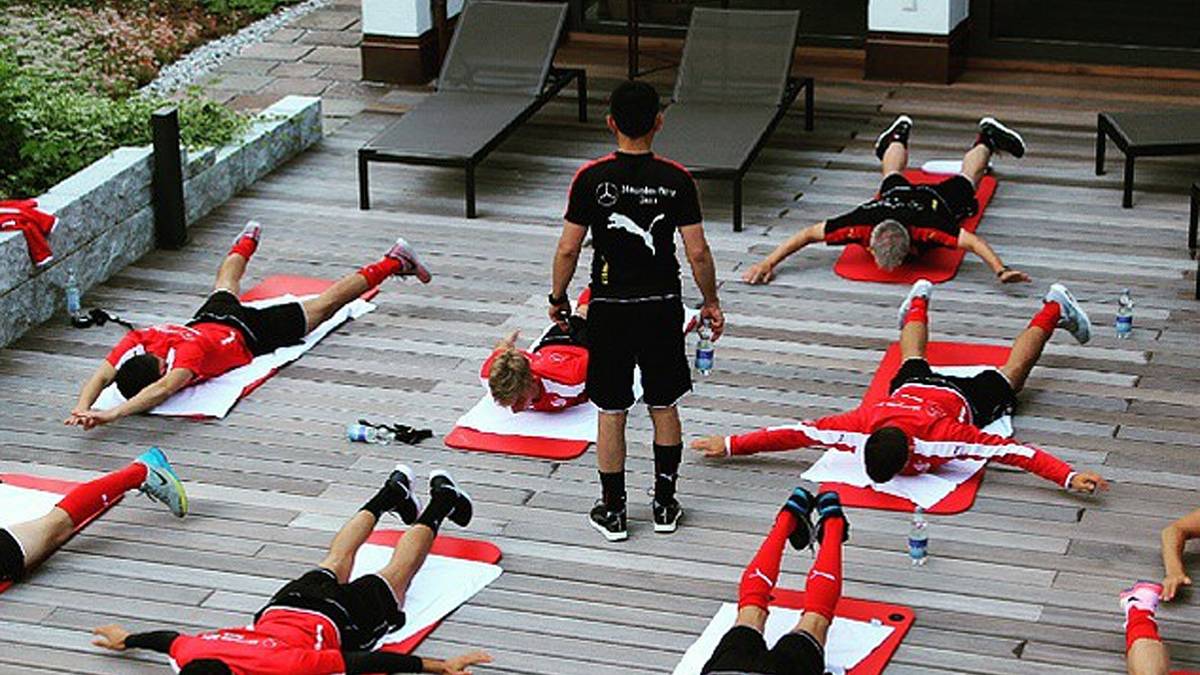 Danach geht es zu Trocken-Schwimm-Übungen wieder an Land