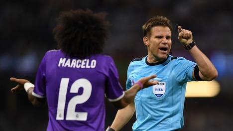 Felix Brych (r.) weist Reals Marcelo im Finale der Champions League 2017 zurecht