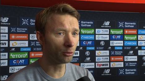 Nach dem Fan-Eklat im Rhein-Derby spricht Simon Rolfes über die überraschende Solidarität der Leverkusener Fans mit den Köln-Anhängern.