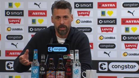 Weil Augsburgs Trainer Sandro Wagner beim Auswärtsspiel auf St. Pauli zweimal einen Ball ins Spielfeld wirft, wird er mit der Gelben Karte verwarnt. Eigentlich hätte Wagner jedoch vom Platz fliegen müssen. Der FCA-Coach äußert sich hinterher zu dieser Szene.