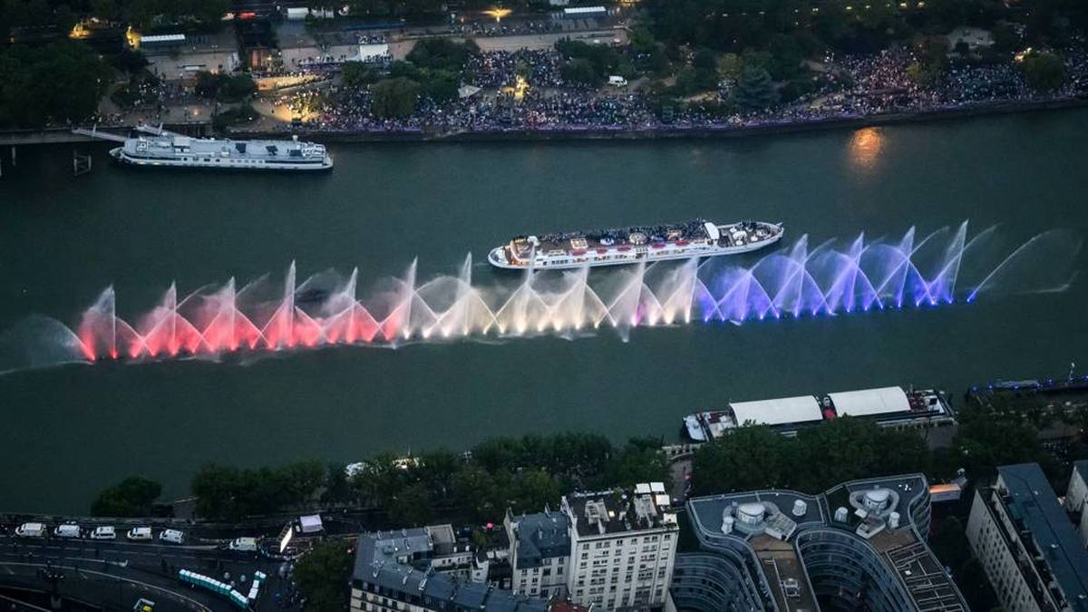 Am Freitag, 26. Juli werden in Paris die Olympischen Sommerspiele 2024 feierlich eröffnet. Die Zeremonie findet dabei nicht wie gewöhnlich in einem Stadion statt, sondern rund um die und auf der Seine