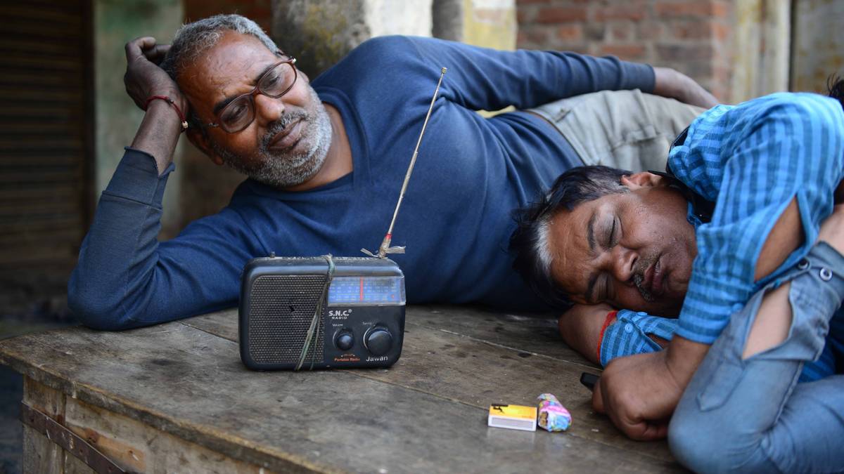 In den Fabriken sind die Beschäftigten vor dem Radio mit dabei, wenn auch manchmal ziemlich geschlaucht