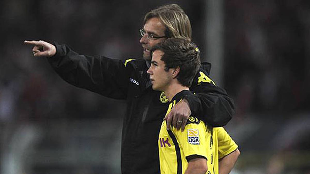 BVB-Trainer Jürgen Klopp wirft den Youngster früh ins kalte Wasser. Götze ist 17 Jahre und fünf Monate alt, als er gegen Mainz 05 ein Zwei-Minuten-Debüt feiert. In der Saison 2009/10 kommt er insgesamt auf fünf Kurzeinsätze