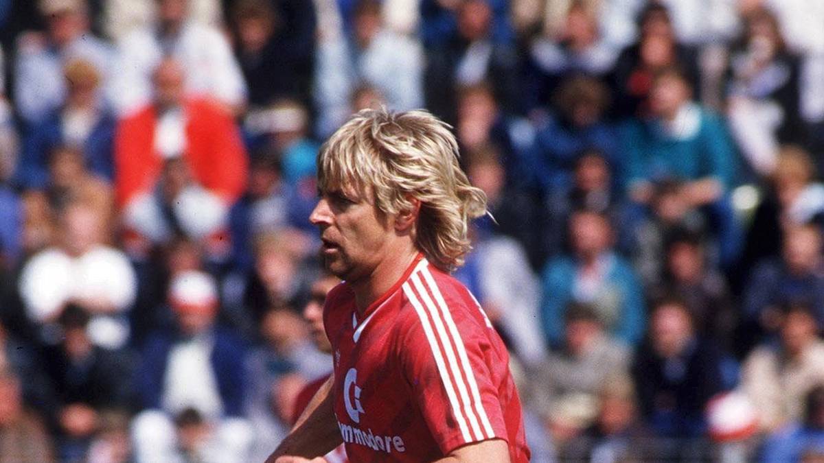 NORBERT NACHTWEIH (83/84 - 88/89): In der DDR geboren, flieht Nachtweih mit seinem Mannschaftskollegen Jürgen Pahl während der U21-Europameisterschaft in der Türkei nach München. In sieben Jahren kommt er auf 202 Spiele für den FCB