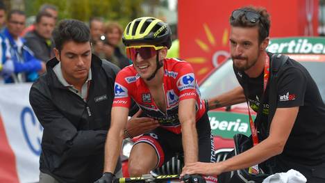 Simon Yates (M.) geht als Gesamtführender in die letzte Etappe der Vuelta