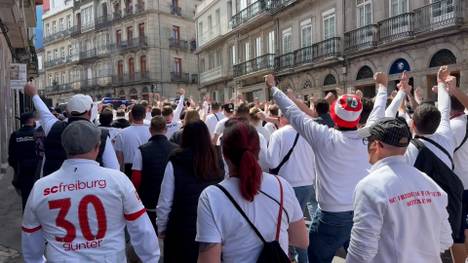Vor dem Europa-League-Viertelfinal-Rückspiel gegen Celta Vigo machen die rund 1.000 mitgereisten Freiburg-Fans für mächtig Stimmung. Die Anhänger sorgen schon Stunden vor Anpfiff für eine beeindruckende Atmosphäre und echte Gänsehaut-Momente.