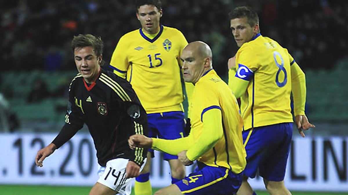 In seiner zweiten Saison macht Götze einen gewaltigen Sprung nach vorne. In der Bundesliga entwickelt er sich zur Stammkraft und spielt sich in Joachim Löws Blickfeld. Am 10. November 2010 bestreitet Götze gegen Schweden sein erstes A-Länderspiel. Er ist damit der jüngste Debütant seit Uwe Seeler