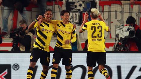 Borussia Dortmunds Pierre-Emerick Aubameyang feiert mit Shinji Kagawa und Kevin Kampl seinen Treffer gegen den VfB Stuttgart 