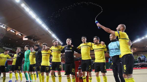 MONACO - DECEMBER 11:  Players of Dortmund celebrates victory after winning  the UEFA Champions League Group A match between AS Monaco and Borussia Dortmund at Stade Louis II on December 11, 2018 in Monaco, Monaco.  (Photo by Alexander Hassenstein/Bongarts/Getty Images)