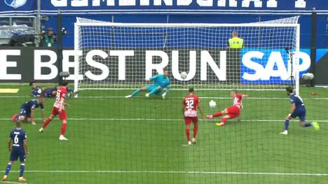 Ein kurioses Eigentor von Attila Szalai bringt den SC Freiburg bei der TSG Hoffenheim auf die Siegerstraße. Dann trifft auch noch Beinahe-Namensvetter Roland Sallai - trotz vehementer Proteste der TSG.