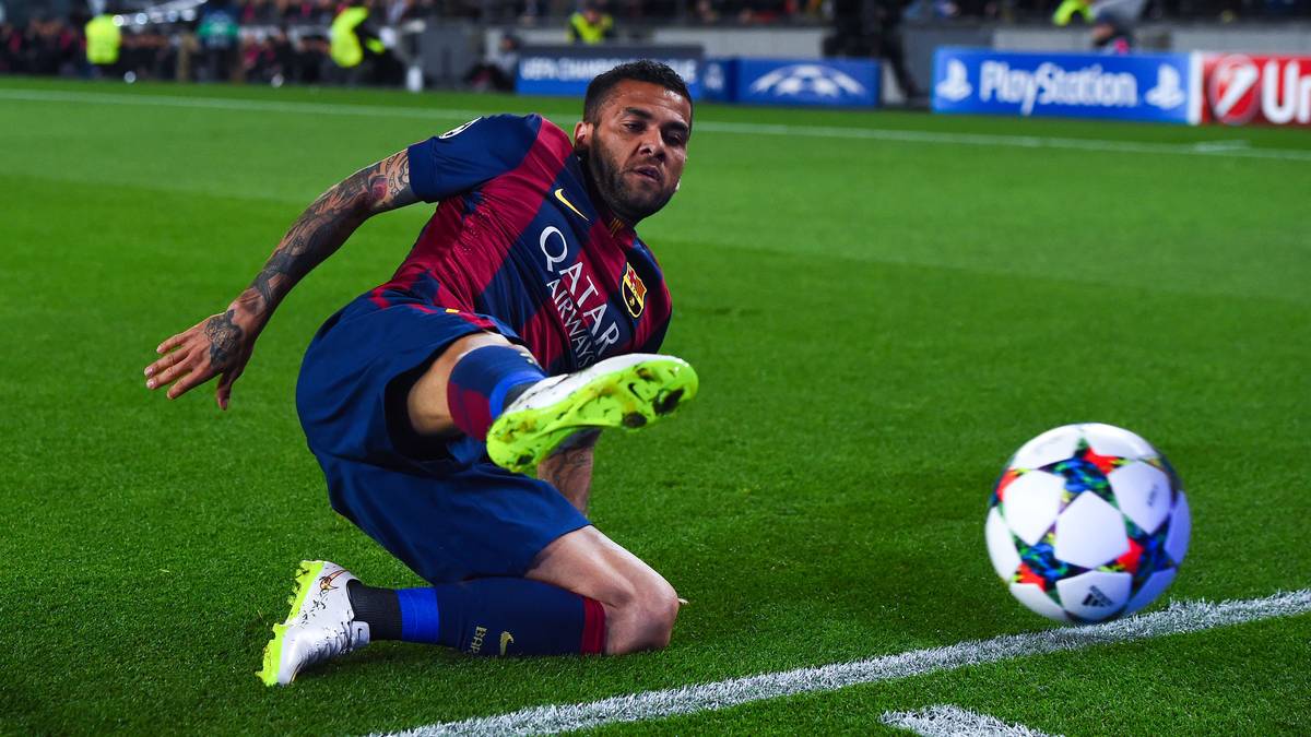 Auf der rechten Seite der Katalanen sorgt Dani Alves gewöhnlich für eine Menge Dampf und ist dabei noch einen Tick stärker als Juves Lichtsteiner. Trotz oder gerade wegen seiner 32 Jahren ein wichtiger Bestandteil in der Viererkette der Katalanen