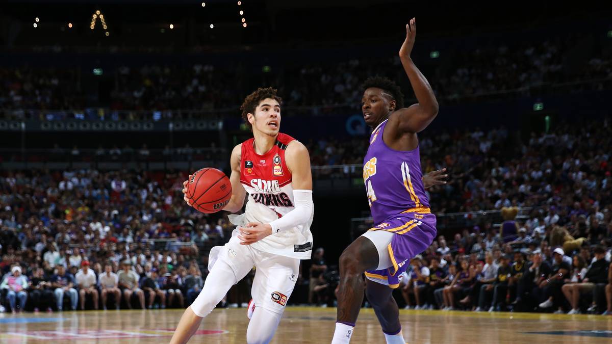 LaMelo überzeugte mit im Schnitt 17 Punkte, 7,5 Rebounds und sieben Assists in zwölf Spielen, ehe ihn eine Fußverletzung stoppte.
Da die Hawks finanzielle Probleme haben, versucht LaMelo nach Saisonende -  zusammen mit seinem Manager und Ex-NBA-Spieler Jermaine Jackson - sogar das Team zu kaufen. Noch laufen die Verhandlungen