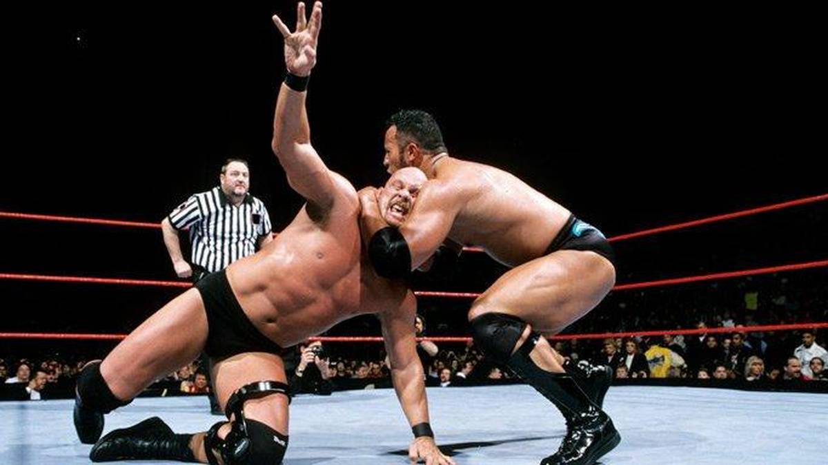 WRESTLEMANIA XV: STEVE AUSTIN besiegt THE ROCK. Im Jahr darauf trifft Austin erstmals bei WrestleMania auf The Rock, seinen großen Rivalen in der "Attitude Era". Er besiegt ihn und holt sich den zwischenzeitlich verlorenen Gürtel zurück