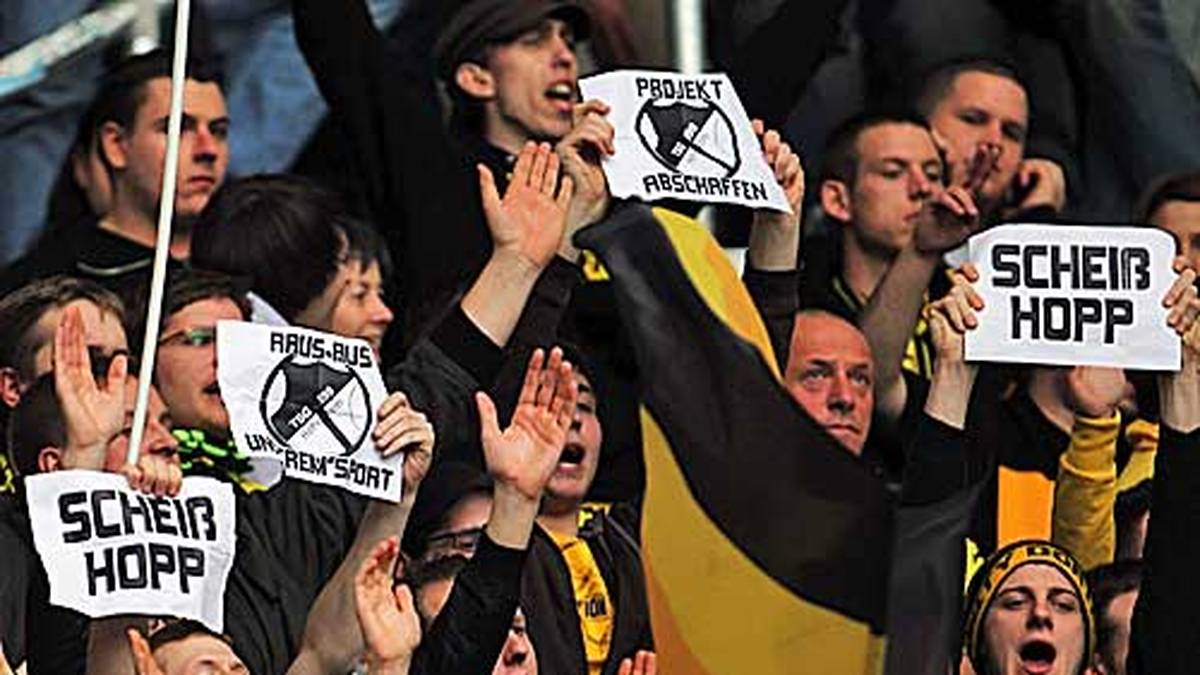 26. März 2011: Schon vorher haben die Dortmunder Anhänger Hopp als Feindbild auserkoren. Hier halten BVB Fans Plakate hoch und beschimpfen Hopp