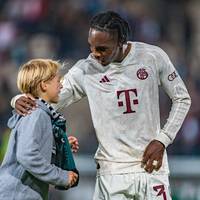 Mathys Tel fliegen die Herzen der Bayern-Fans zu. Nach dem DFB-Pokalspiel gegen Preußen Münster macht Tel nun einen jungen Fan des Gegners glücklich.