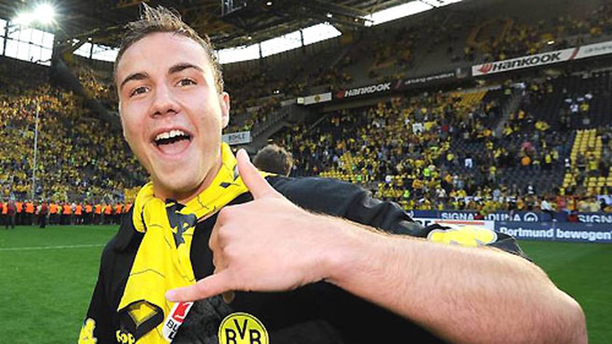 Götzes kometenhafter Aufstieg findet im Meistertitel 2011 seine vorläufige Krönung. Am Gewinn der Schale hat er mit sechs Toren und 16 Vorlagen einen großen Anteil. Arsenal London buhlt nach dieser Saison um Götze. Der BVB lehnt ein kolportiertes Angebot über 40 Millionen Euro aber ab