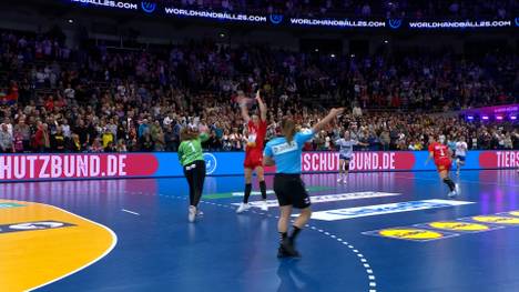 Bei der Frauen-Handball-WM kommt es zu einer besonders kuriosen Schlussphase beim Spiel zwischen Serbien und den Färöer Inseln. 