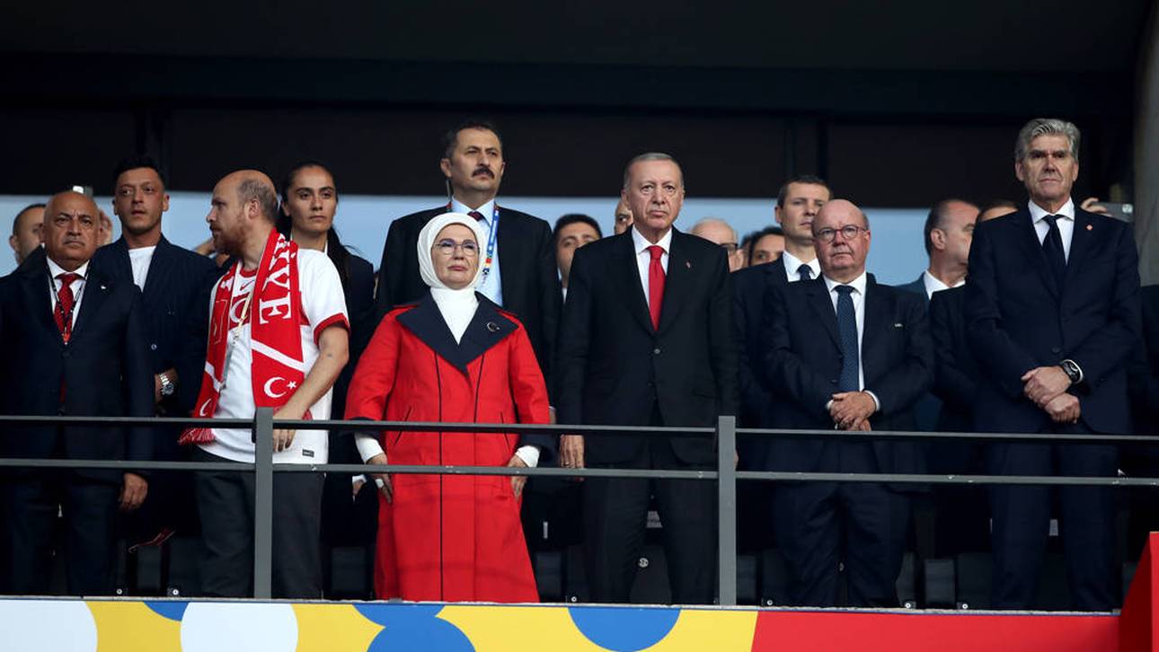 Mesut Özil (2. von links) besucht gemeinsam mit Präsident Recep Tayyip Erdogan (3. von rechts) das Berliner Olympiastadion