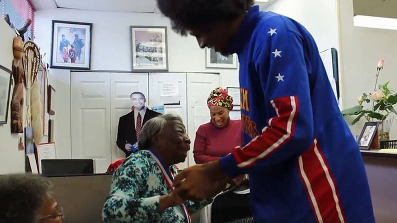 107-Jährige feiert mit Globetrotters