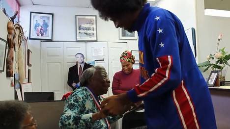 107-jährige Oma feiert mit den Harlem Globetrotters Geburtstag
