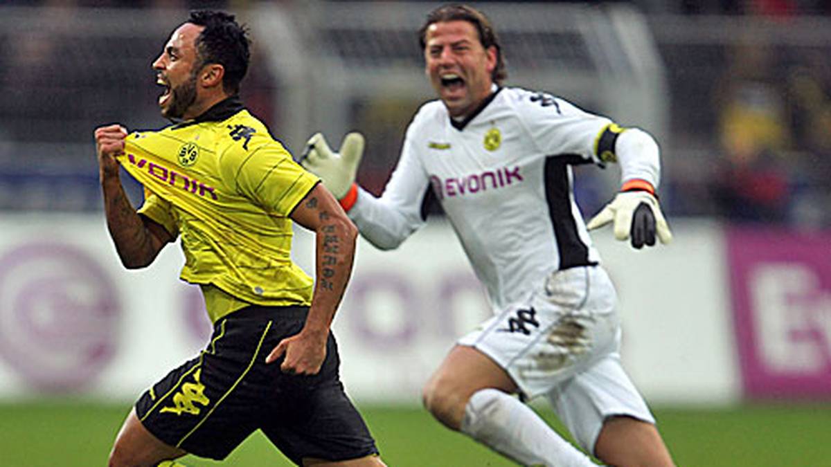 24. Oktober 2010: Nach acht Siegen in Folge steht der BVB am zehnten Spieltag vor der zweiten Niederlage der Saison. Doch dann kommt Antonio da Silva. Der Mittelfeldspieler schlenzt einen Freistoß aus 26 Metern in der Nachspielzeit in den Winkel und sorgt für den Ausgleich in letzter Sekunde. Am Spielfeldrand wird es hektisch, weil der damalige Trainer Ralf Rangnick sich über den Freistoßpfiff beklagt