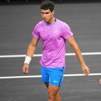 Die beiden Tennis-Größen Carlos Alcaraz und Rafael Nadal wollen gemeinsam  bei Olympia auftreten, doch es gibt Schwierigkeiten.