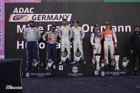 Der Sieg im letzten Saisonlauf der ADAC GT4 Germany geht an Hendrik Still und Max Kronberg.