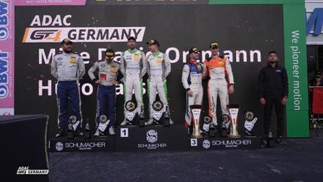 Der Sieg im letzten Saisonlauf der ADAC GT4 Germany geht an Hendrik Still und Max Kronberg.