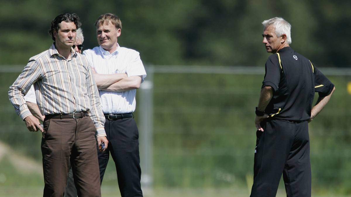 Sportlich macht sich der harte Sparkurs bemerkbar. In der Saison 2005/06 fliegt Borussia Dortmund in der UI-Qualifikation gegen einen tschechischen No-Name-Klub raus und wird am Ende der Bundesligasaison wieder Siebter. In der Folgesaison 2006/07 stehen die Borussen zur Winterpause auf Platz 13, mit einem Punkt Vorsprung auf die Abstiegsränge