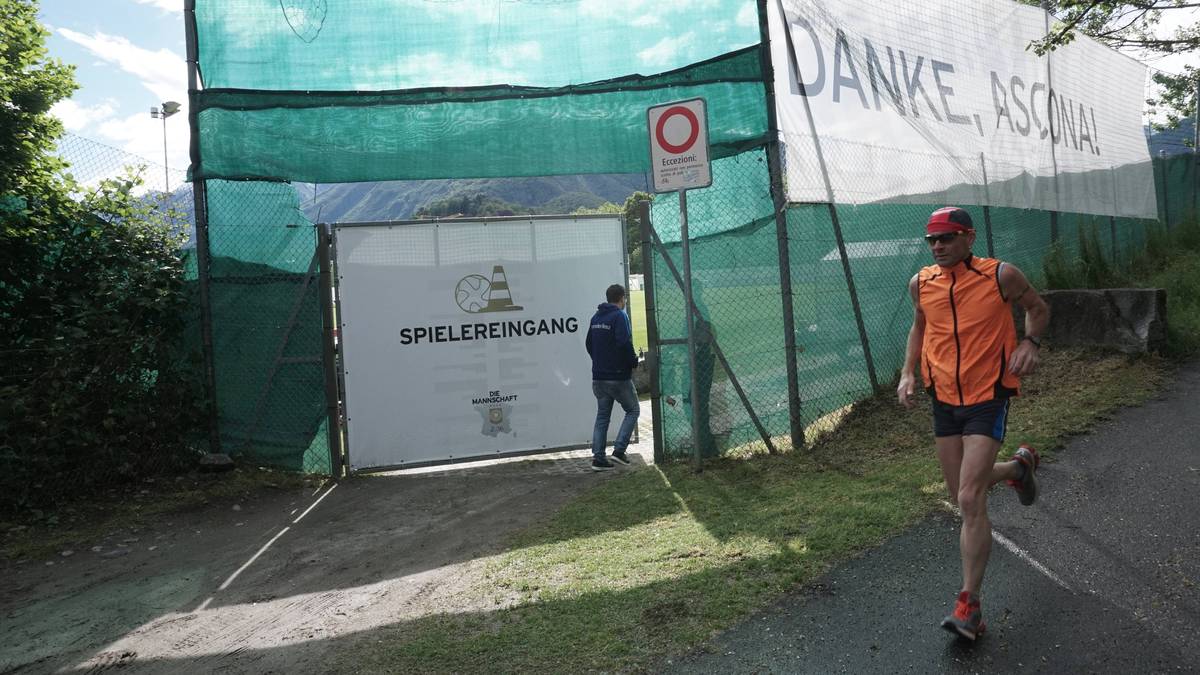 Hier kommen nur Weltmeister rein. Der Eingang zu den Trainingsplätzen,...