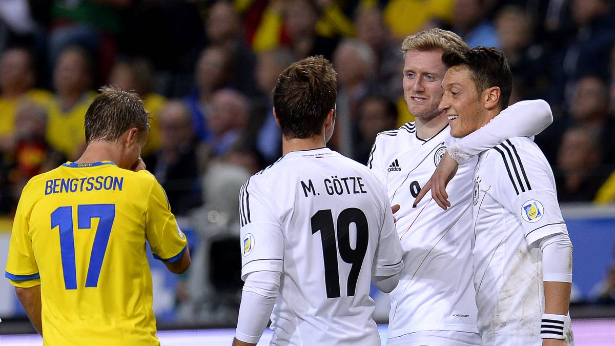 Er trägt gleich drei der fünf Treffer zum Erfolg bei. Auch Mesut Özil (r.) ist unter den Torschützen. Er könnte im Gegensatz zu Schürrle auch am heutigen Abend die WM-Geschicke Deutschlands zum Guten wenden 