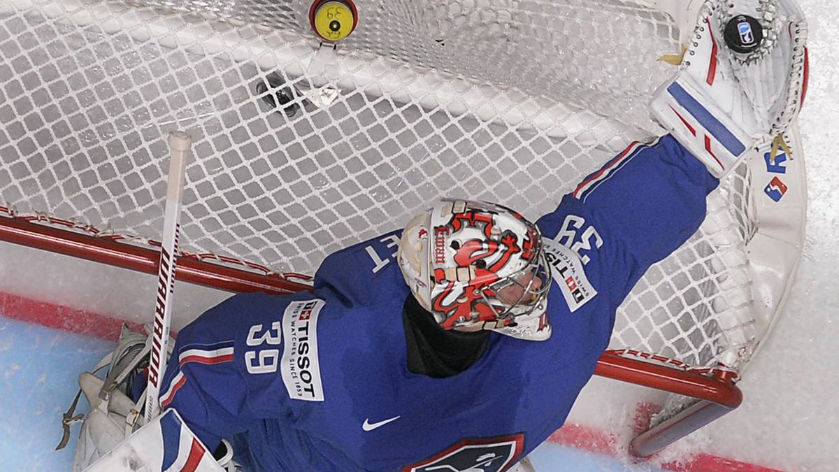 Die Deutschen verzweifeln am französischen Keeper Cristobal Huet, der sogar Pucks fängt, die über sein Tor fliegen